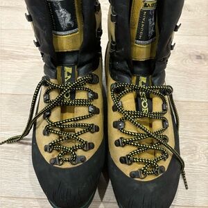 La Sportiva yellow and black Gambas boots #hikingboots